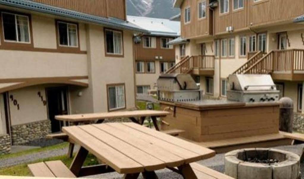 Banff Boundary Lodge Canmore Exterior photo